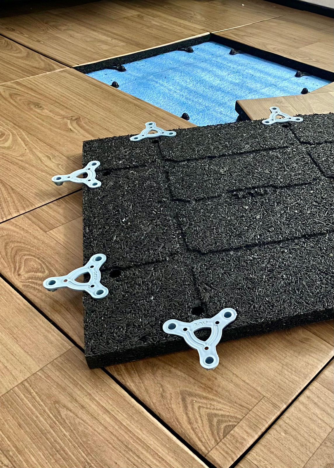 BALDOSAS DE CAUCHO + piso vinilico simil madera de 50cm x 50cm x 20mm con uniones -Color madera- EL MT2. Art QN20-M