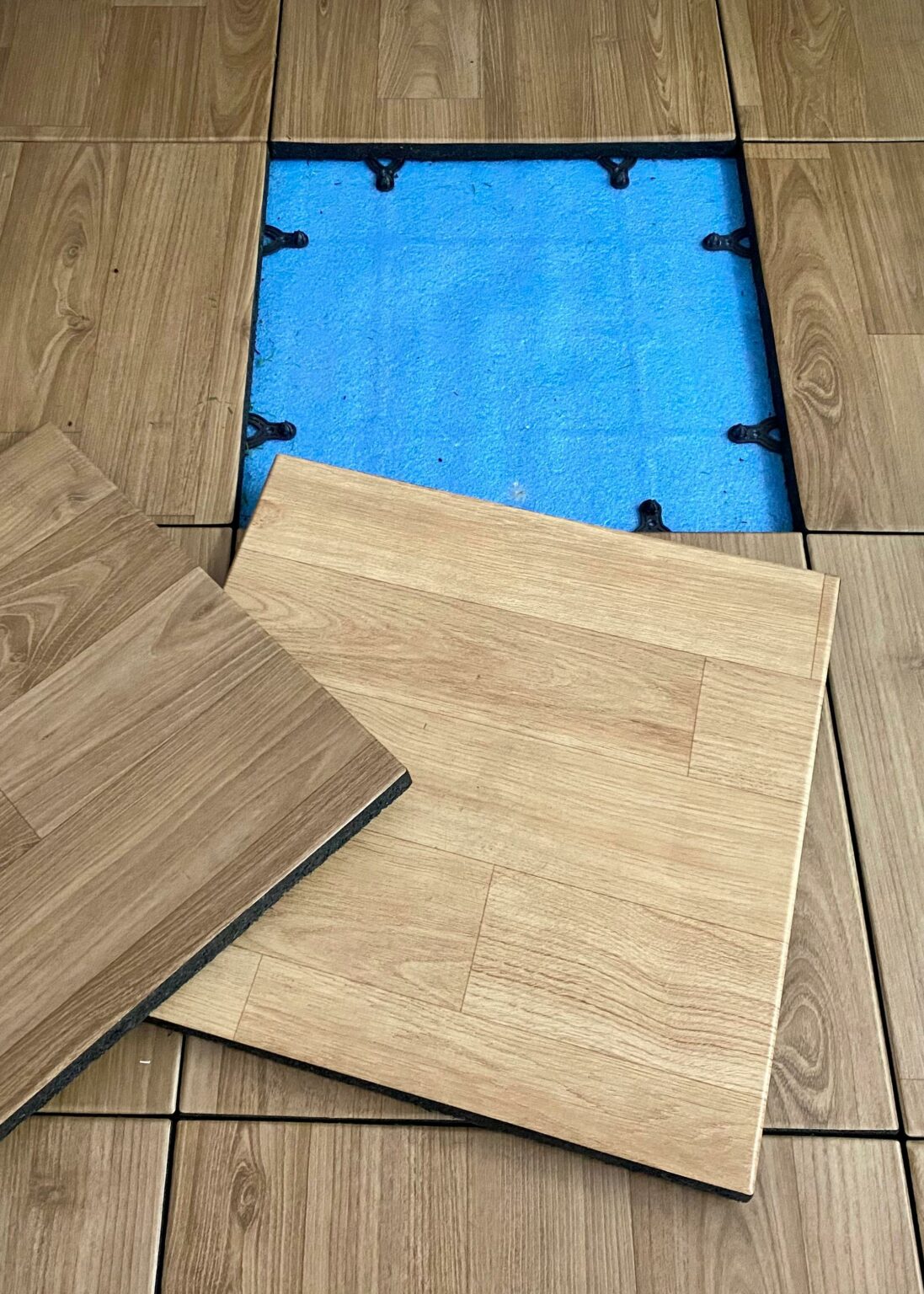 BALDOSAS DE CAUCHO + piso vinilico simil madera de 50cm x 50cm x 20mm con uniones -Color madera- EL MT2. Art QN20-M